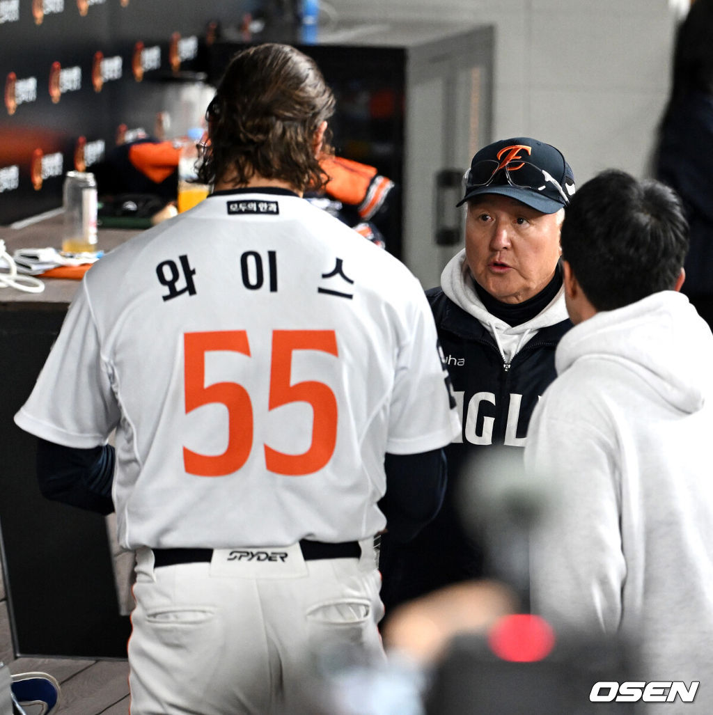 30일 대전 한화생명볼파크에서 2025 신한 SOL Bank KBO리그 포스트시즌 한국시리즈 4차전 한화 이글스와 LG 트윈스의 경기가 열렸다.이날 경기에 한화는 와이스를, LG는 치리노스를 선발투수로 내세웠다. 8회초 2사 2루에서 마운드를 내려온 한화 와이스가 김경문 감독과 인사를 나누고 있다. 2025.10.30 /sunday@osen.co.kr