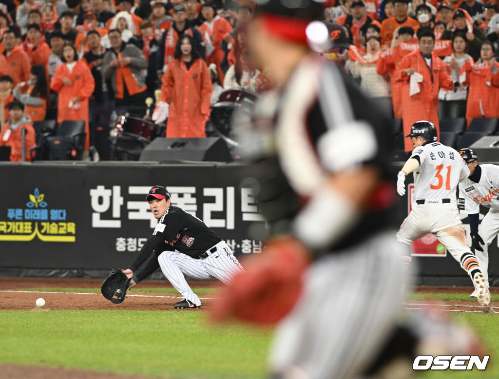 30일 대전 한화생명볼파크에서 2025 신한 SOL Bank KBO리그 포스트시즌 한국시리즈 4차전 한화 이글스와 LG 트윈스의 경기가 열렸다.이날 경기에 한화는 와이스를, LG는 치리노스를 선발투수로 내세웠다. 7회말 1사 1루 손아섭의 타구를 3루수 문보경이 악송구 손아섭이 세이프, 2루까지 진루했다.  2025.10.30/spjj@osen.co.kr