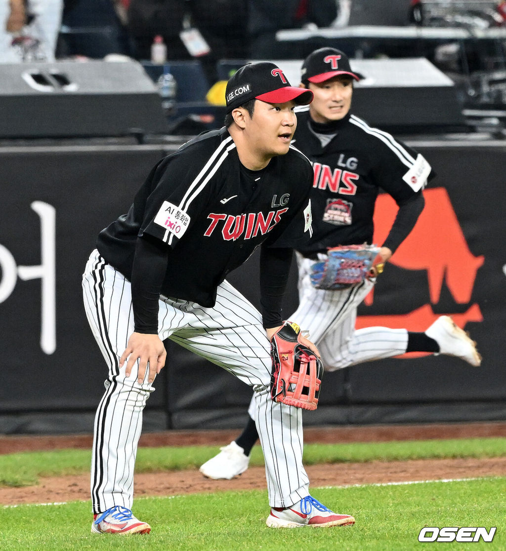 30일 대전 한화생명볼파크에서 2025 신한 SOL Bank KBO리그 포스트시즌 한국시리즈 4차전 한화 이글스와 LG 트윈스의 경기가 열렸다.이날 경기에 한화는 와이스를, LG는 치리노스를 선발투수로 내세웠다. 7회말 1사 1루에서 LG 문보경이 한화 손아섭의 땅볼 때 송구 실책을 하고 아쉬워하고 있다. 2025.10.30 /sunday@osen.co.kr