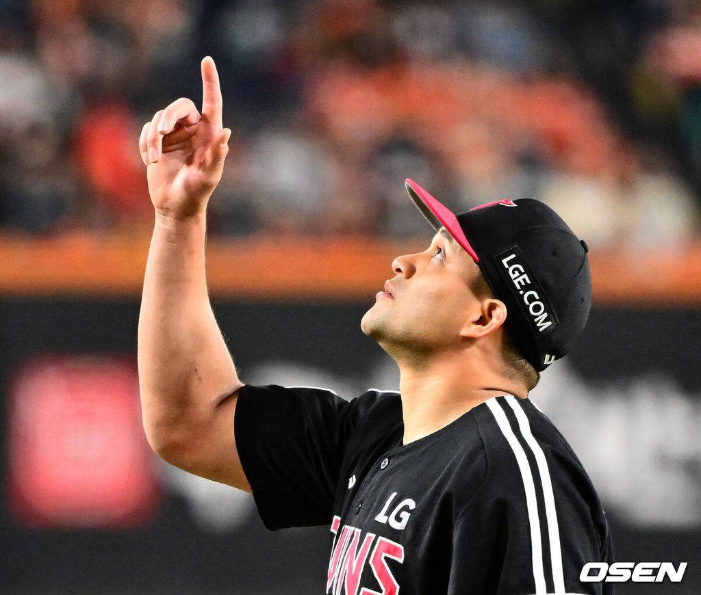 30일 대전 한화생명볼파크에서 2025 신한 SOL Bank KBO리그 포스트시즌 한국시리즈 4차전 한화 이글스와 LG 트윈스의 경기가 열렸다.이날 경기에 한화는 와이스를, LG는 치리노스를 선발투수로 내세웠다. 1회말 수비를 마친 LG 치리노스가 세리머니를 하고 있다. 2025.10.30 / jpnews@osen.co.kr