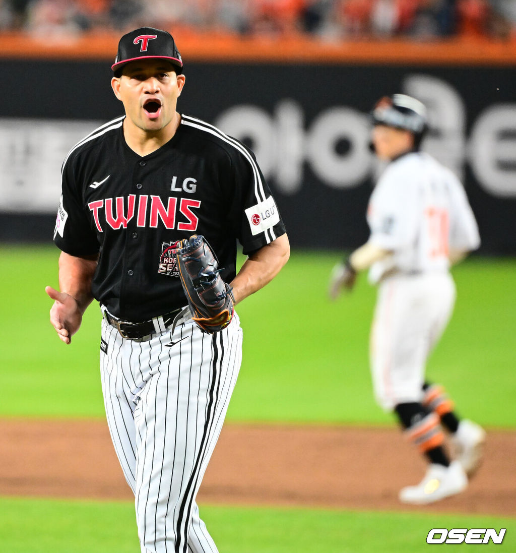 30일 대전 한화생명볼파크에서 2025 신한 SOL Bank KBO리그 포스트시즌 한국시리즈 4차전 한화 이글스와 LG 트윈스의 경기가 열렸다.이날 경기에 한화는 와이스를, LG는 치리노스를 선발투수로 내세웠다. 3회말 2사 1루에서 LG 치리노스가 한화 문현빈을 삼진 처리하며 기뻐하고 있다. 2025.10.30 / jpnews@osen.co.kr