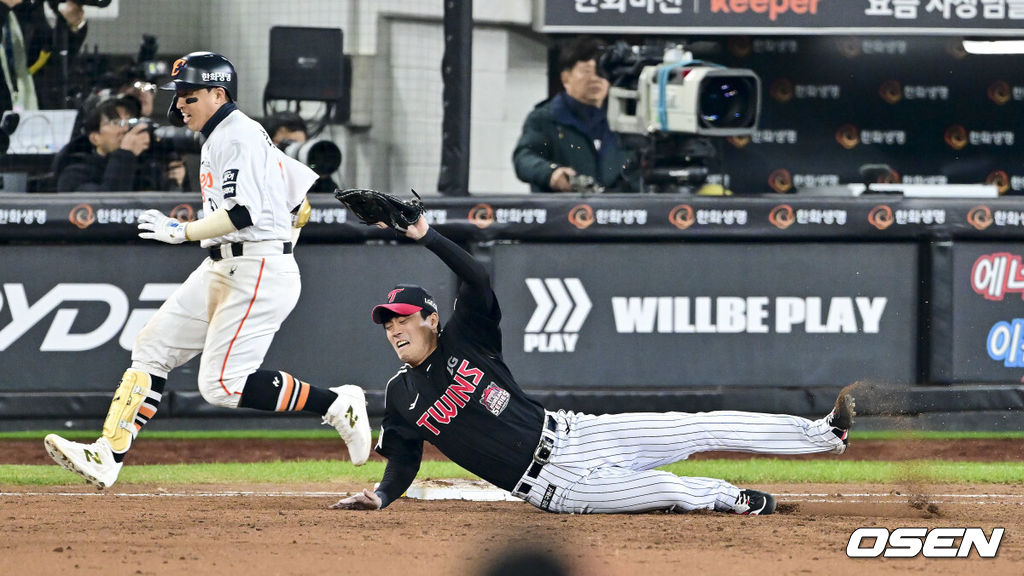 30일 대전 한화생명볼파크에서 2025 신한 SOL Bank KBO리그 포스트시즌 한국시리즈 4차전 한화 이글스와 LG 트윈스의 경기가 열렸다.이날 경기에 한화는 와이스를, LG는 치리노스를 선발투수로 내세웠다. 7회말 1사 1루 한화 손아섭의 내야안타때 천성호 1루수가 문보경 3루수의 실책 송구를 놓치고 있다 .   2025.10.30 / soul1014@osen.co.kr