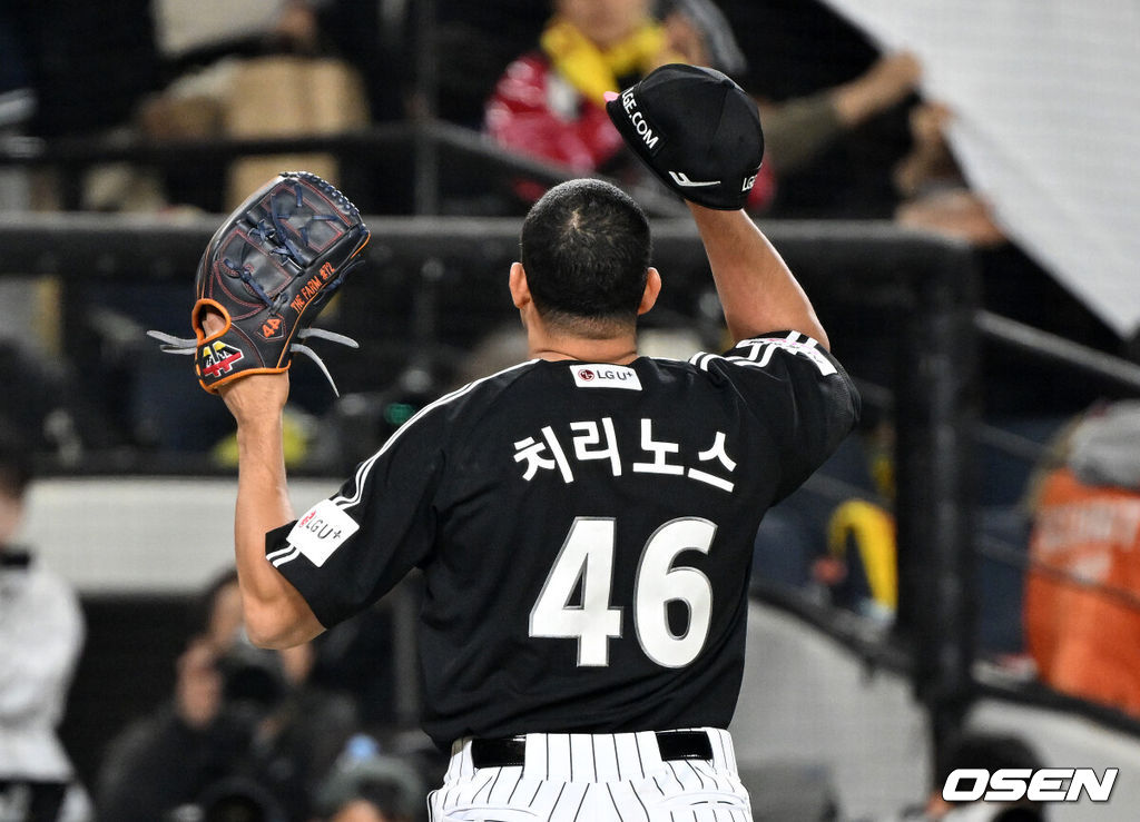 30일 대전 한화생명볼파크에서 2025 신한 SOL Bank KBO리그 포스트시즌 한국시리즈 4차전 한화 이글스와 LG 트윈스의 경기가 열렸다.이날 경기에 한화는 와이스를, LG는 치리노스를 선발투수로 내세웠다. 6회말 수비를 마친 LG 치리노스가 환호하고 있다. 2025.10.30 /sunday@osen.co.kr