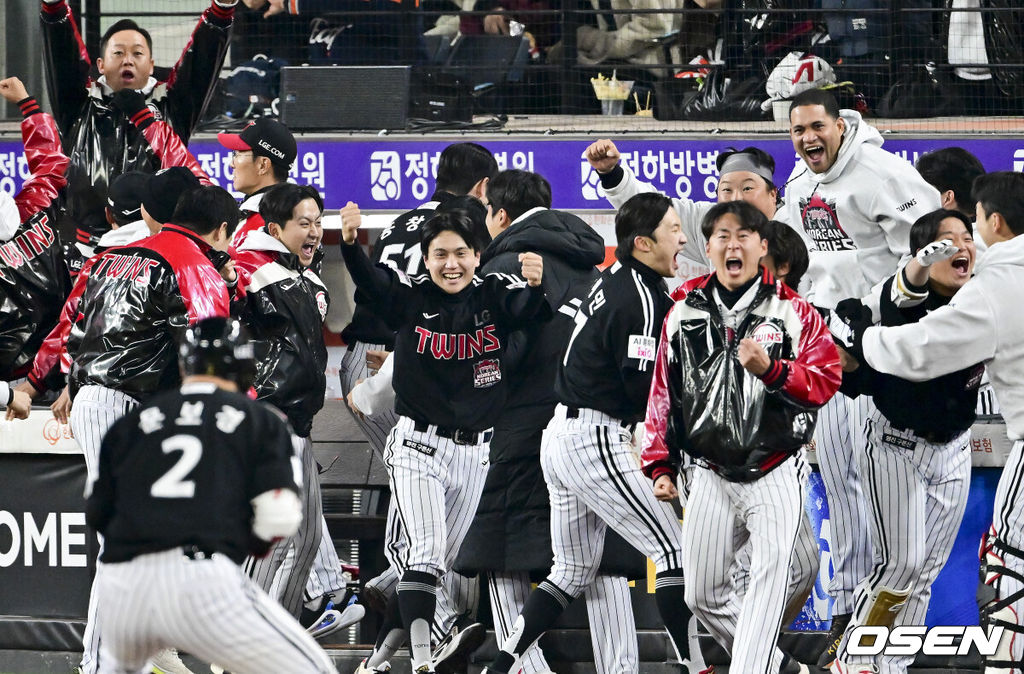 30일 대전 한화생명볼파크에서 2025 신한 SOL Bank KBO리그 포스트시즌 한국시리즈 4차전 한화 이글스와 LG 트윈스의 경기가 열렸다.이날 경기에 한화는 와이스를, LG는 치리노스를 선발투수로 내세웠다. 9회초 2사 1루 LG 문보경의 역전 1타점 적시 3루타때 LG 치리노스가 미소 짓고 있다 2025.10.30 / soul1014@osen.co.kr