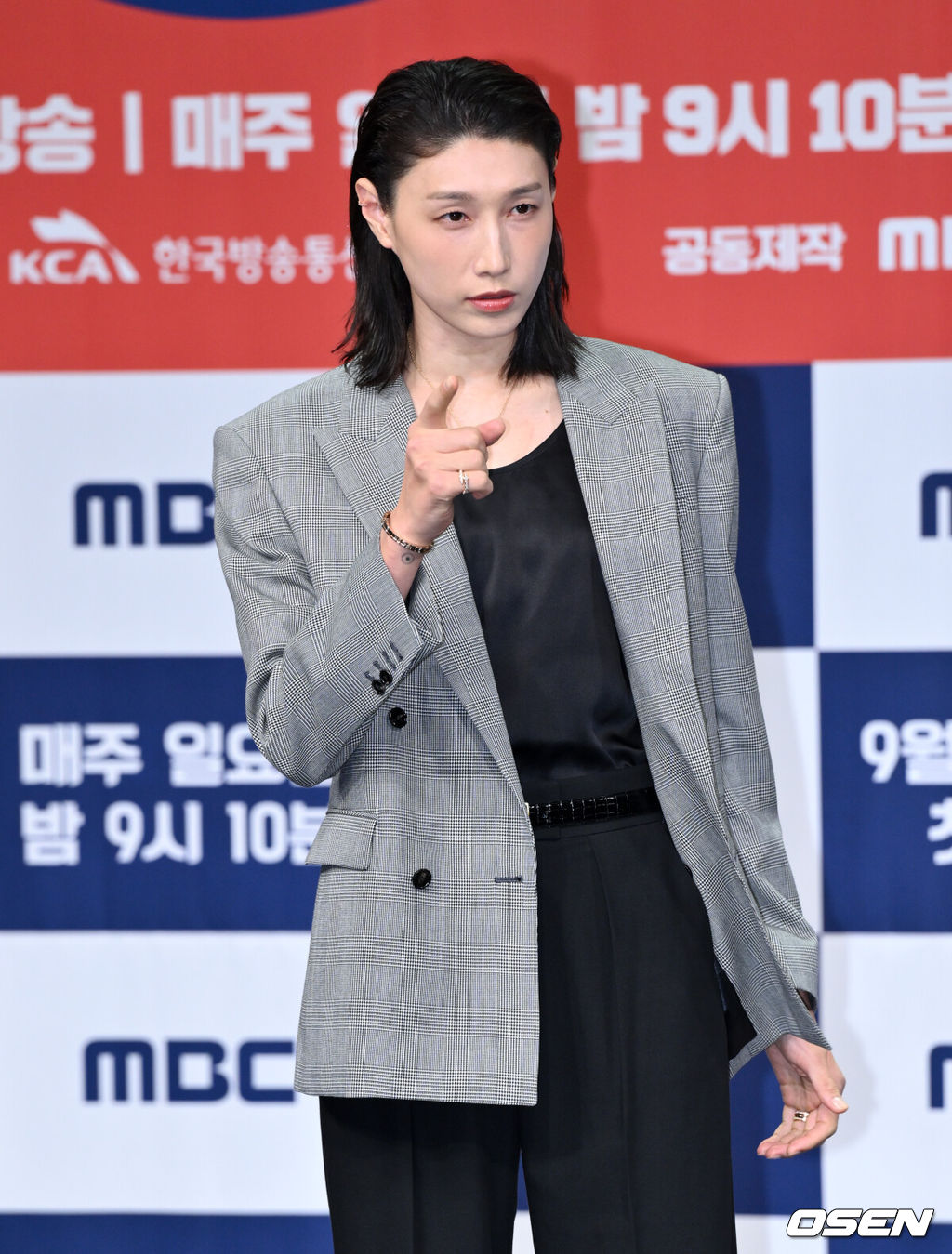 MBC 새 예능 ‘신인감독 김연경’ 제작발표회가 24일 서울 마포구 상암 MBC 골든마우스홀에서 열렸다.오는 28일 첫 방송하는 MBC 새 예능 프로그램 ‘신인감독 김연경’은 신인감독으로 돌아온 배구계의 전설 배구 황제 김연경의 구단 창설 프로젝트다.전 배구선수 김연경이 포즈를 취하고 있다.  2025.09.24 /cej@osen.co.kr