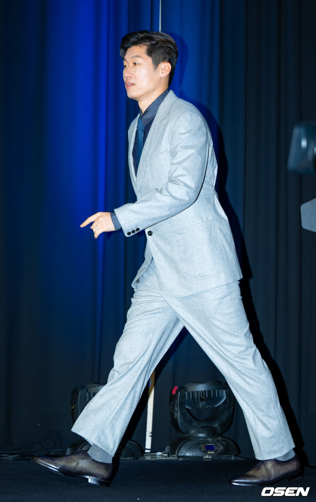 14일 오후 서울 마포구 상암동 스탠포드호텔 그랜드볼룸에서 쿠팡플레이 예능 ‘슈팅스타’ 미디어 간담회가 열렸다.이 자리에는 조효진 PD와 FC 슈팅스타 단장 박지성, 감독 최용수, 수석코치 설기현, 주장 김영광이 참석했다.박지성이 기자간담회를 위해 입장하고 있다. 2024.11.14 / rumi@osen.co.kr