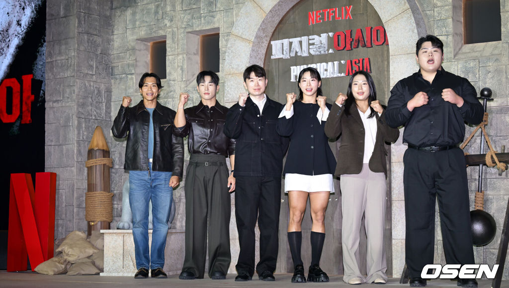 넷플릭스 '피지컬: 아시아' 제작발표회가 24일 오후 서울 강남구 웨스틴 서울 파르나스에서 열렸다.피지컬: 아시아는 한국, 일본, 태국, 몽골, 튀르키예, 인도네시아, 호주, 필리핀 등 8개국이 국기를 걸고 펼치는 피지컬 전쟁이다. 아모띠, 윤성빈, 장호기PD, 장은실, 최승연, 김민재가 포즈를 취하고 있다. 2025.10.24 /cej@osen.co.kr