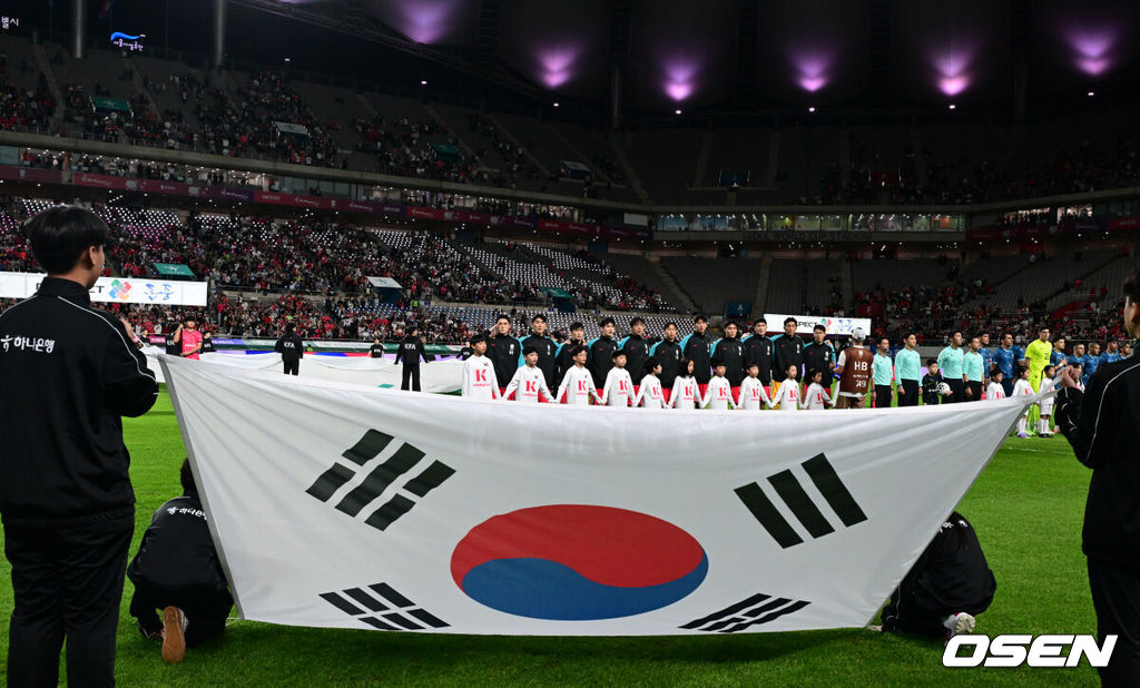 홍명보 감독이 이끄는 대한민국 대표팀과 파라과이의 A매치 평가전이 14일 오후 서울월드컵경기장에서 열렸다.'남미 강호' 파라과이는 지난 10일 일본 원정에서 2-2 무승부를 거두고 온 팀이다. 이번 경기는 홍명보호의 2026 북중미 월드컵 포트 배정을 두고도 중요한 일전이다. 현재 한국은 오스트리아, 호주, 에콰도르와 치열한 포트 2 막차 경쟁을 벌이고 있다.대한민국이 애국가를 제창하고 있다. 2025.10.14 /cej@osen.co.kr