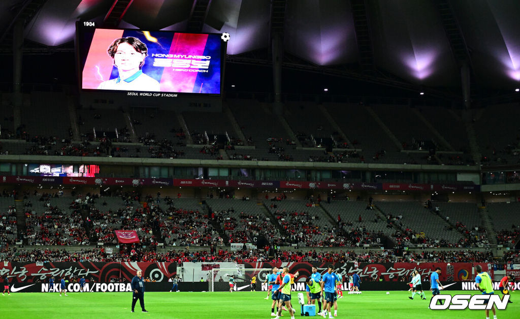 홍명보 감독이 이끄는 대한민국 대표팀과 파라과이의 A매치 평가전이 14일 오후 서울월드컵경기장에서 열렸다.'남미 강호' 파라과이는 지난 10일 일본 원정에서 2-2 무승부를 거두고 온 팀이다. 이번 경기는 홍명보호의 2026 북중미 월드컵 포트 배정을 두고도 중요한 일전이다. 현재 한국은 오스트리아, 호주, 에콰도르와 치열한 포트 2 막차 경쟁을 벌이고 있다.경기 개시 30분 정도 앞둔 시점에 관중석이 절반 가까이 비어 있다. 2025.10.14. /jpnews@osen.co.kr