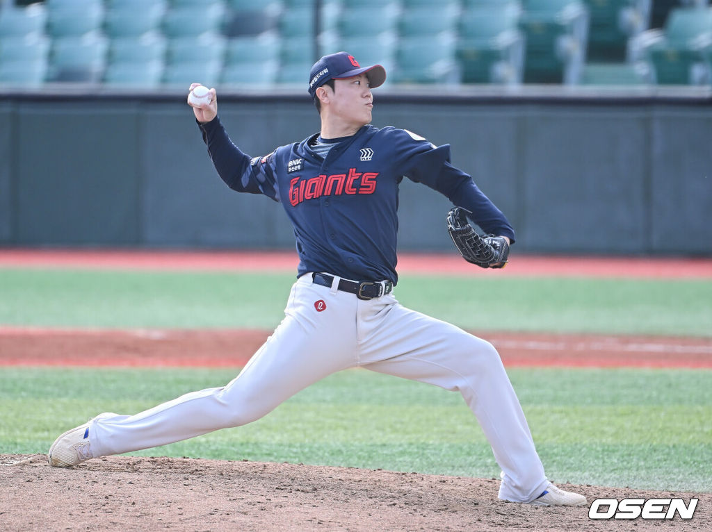 31일 울산 문수야구장에서 2025 울산-KBO Fall League 준결승 멜버른 에이시스와 롯데 자이언츠의 경기가 열렸다. 멜버른 에이시스는 루이스 소프가, 롯데 자이언츠는 현도훈이 선발 출전했다. 롯데 자이언츠 박진형이 역투하고 있다. 2025.10.31 / foto0307@osen.co.kr