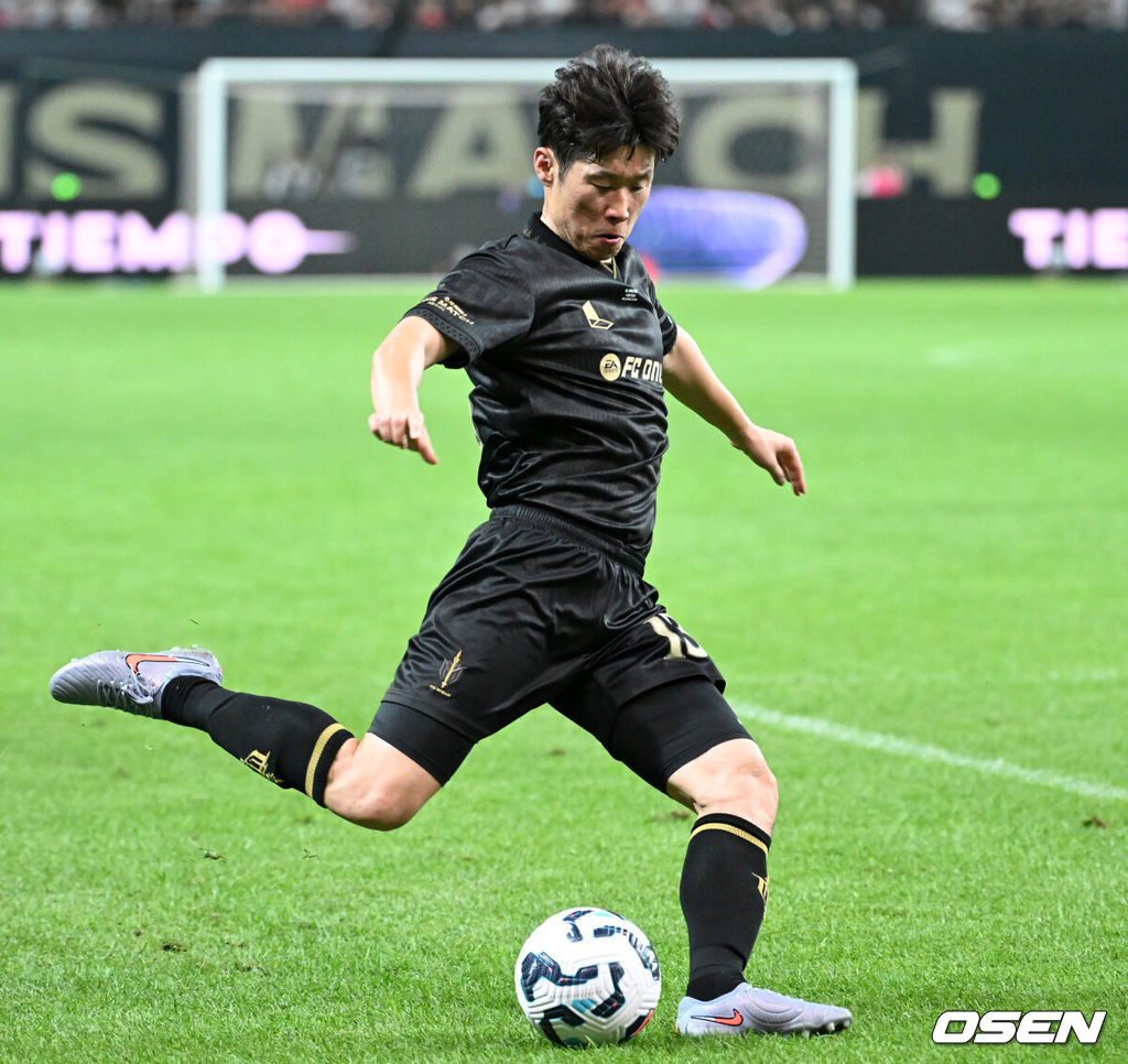 14일 오후 서울월드컵경기장에서 '2025 아이콘매치: 창의 귀환, 반격의 시작’ 경기가 열렸다.2025 아이콘매치는 넥슨 축구 게임 ‘FC 온라인’과 ‘FC 모바일’의 전설적 은퇴 선수들이 한국 경기장에서 펼치는 특별 경기다. 올해는 베일, 제라드, 카시야스가 새롭게 합류하고 아르센 벵거와 라파엘 베니테스 감독이 지략 대결을 펼친다.전반 스피어 박지성이 패스를 하고 있다. 2025.09.14 /sunday@osen.co.kr