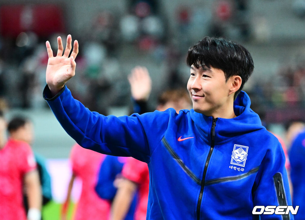 한국 축구가 안방에서 '남미 강호' 파라과이를 물리치며 사상 최초의 2026 국제축구연맹(FIFA) 북중미 월드컵 포트 2 확보에 청신호를 켰다.한국 축구대표팀은 14일 오후 8시 서울월드컵경기장에서 열린 A매치 친선 경기에서 파라과이를 2-0으로 제압했다. 지난 10일 일본 원정에서 2-2로 비기고 온 파라과이는 한국에 덜미를 잡히며 10월 아시아 투어를 1무 1패로 마감하게 됐다.경기를 마치고 한국 손흥민이 팬들에게 인사를 하고 있다. 2025.10.14. /jpnews@osen.co.kr