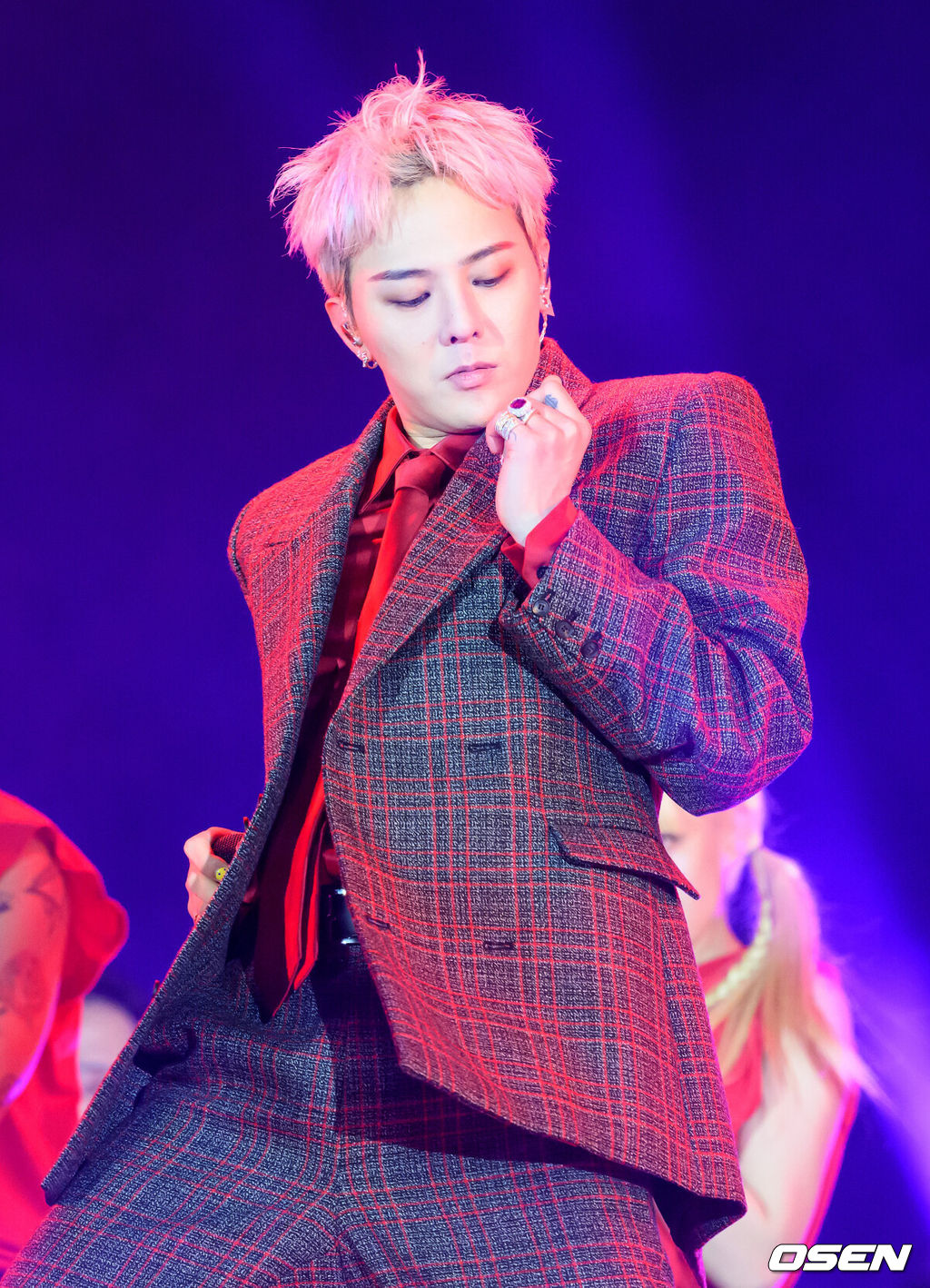 4일 인천 잭 니클라우스 골프 클럽 코리아(파72)에서 쿠팡플레이와 함께하는 리브(LIV) 골프 코리아(총상금 2500만 달러) 최종라운드 경기가 열렸다.가수 지드래곤이 축하무대를 펼치고 있다. 2025.05.04 /sunday@osen.co.kr