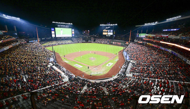 [OSEN=대전, 박준형 기자] 31일 대전 한화생명볼파크에서 2025 신한 SOL Bank KBO리그 포스트시즌 한국시리즈 5차전 한화 이글스와 LG 트윈스의 경기가 열렸다.이날 경기에 한화는 문동주를, LG는 톨허스트를 선발투수로 내세웠다. 한국시리즈 5차전 가득 메운 야구팬들.. 2025.10.31 / soul1014@osen.co.kr