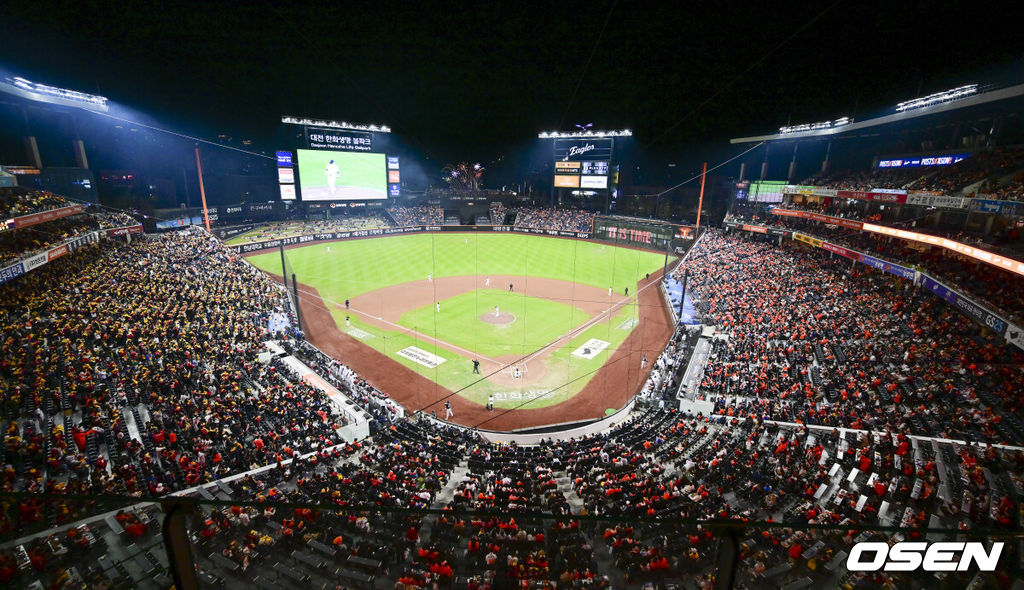 31일 대전 한화생명볼파크에서 2025 신한 SOL Bank KBO리그 포스트시즌 한국시리즈 5차전 한화 이글스와 LG 트윈스의 경기가 열렸다.이날 경기에 한화는 문동주를, LG는 톨허스트를 선발투수로 내세웠다. 한국시리즈 5차전 가득 메운 야구팬들.. 2025.10.31 / soul1014@osen.co.kr