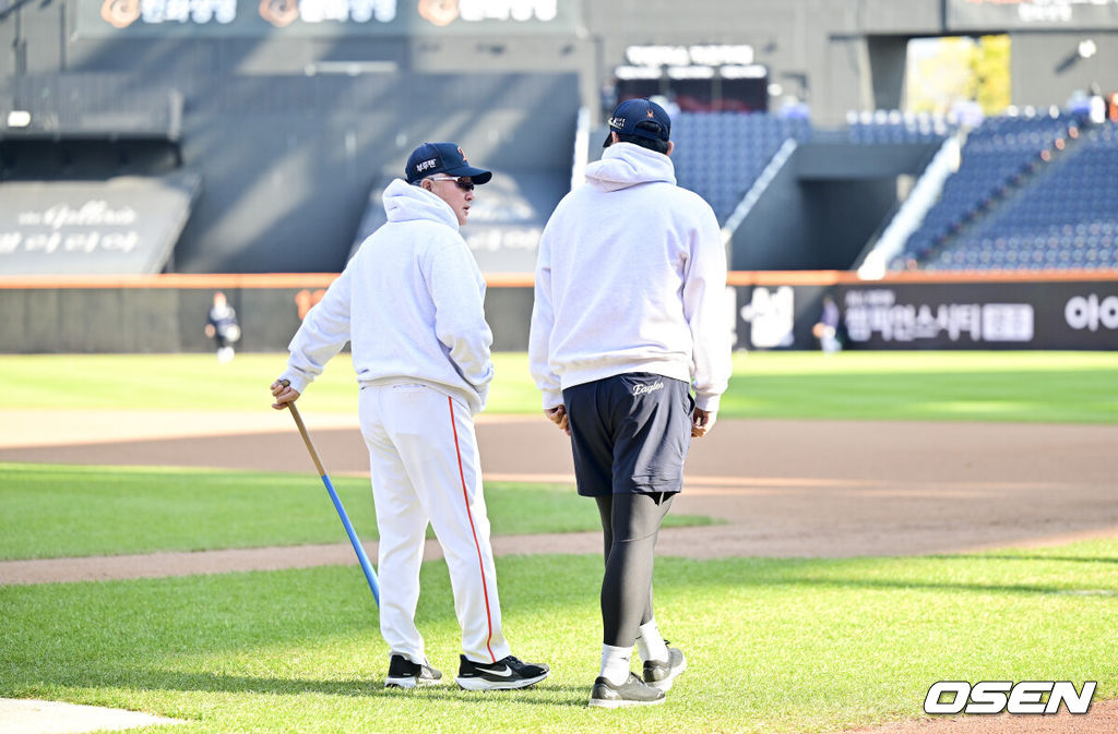 31일 대전 한화생명볼파크에서 2025 신한 SOL Bank KBO리그 포스트시즌 한국시리즈 4차전 한화 이글스와 LG 트윈스의 경기가 열렸다.이날 경기에 한화는 문동주를, LG는 톨허스트를 선발투수로 내세웠다. 경기에 앞서 한화 김경문 감독이 김서현을 다독이고 있다.   2025.10.31 / soul1014@osen.co.kr