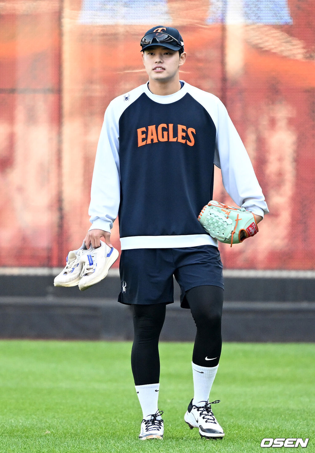 29일 대전 한화생명볼파크에서 2025 신한 SOL Bank KBO리그 포스트시즌 한국시리즈 3차전 한화 이글스와 LG 트윈스의 경기가 열렸다.이날 경기에 한화는 폰세를, LG는 손주영을 선발투수로 내세웠다. 경기에 앞서 한화 문동주가 그라운드로 향하고 있다. 2025.10.29 /sunday@osen.co.kr