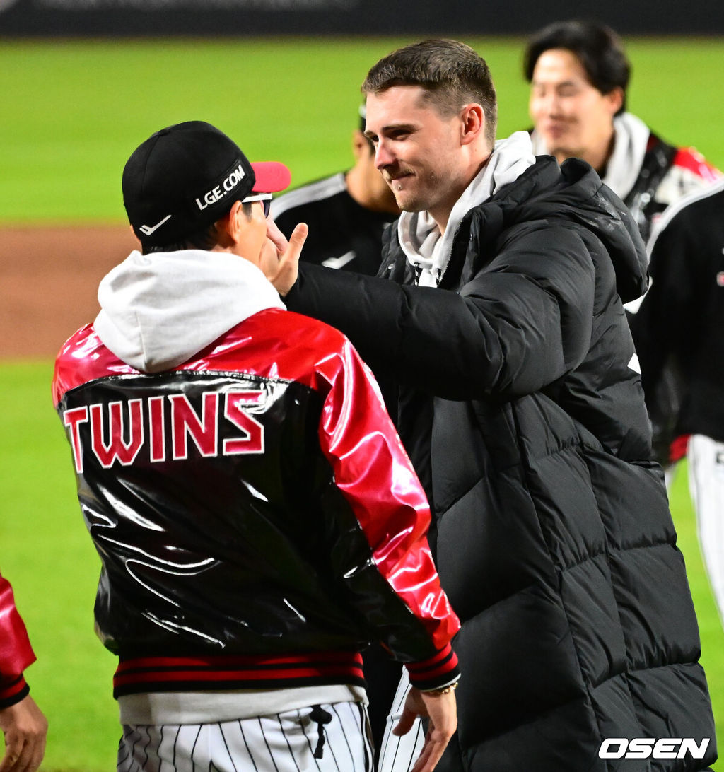 경기를 마치고 LG 염경엽 감독과 톨허스트가 승리 하이파이브를 하고 있다. 2025.10.30 /jpnews@osen.co.kr