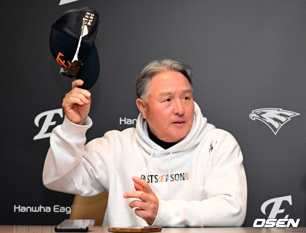 30일 대전 한화생명볼파크에서 2025 신한 SOL Bank KBO리그 포스트시즌 한국시리즈 4차전 한화 이글스와 LG 트윈스의 경기가 열렸다.이날 경기에 한화는 와이스를, LG는 치리노스를 선발투수로 내세웠다. 한화 김경문 감독이 경기에 앞서 인터뷰를 하고 있다.  2025.10.30 / soul1014@osen.co.kr