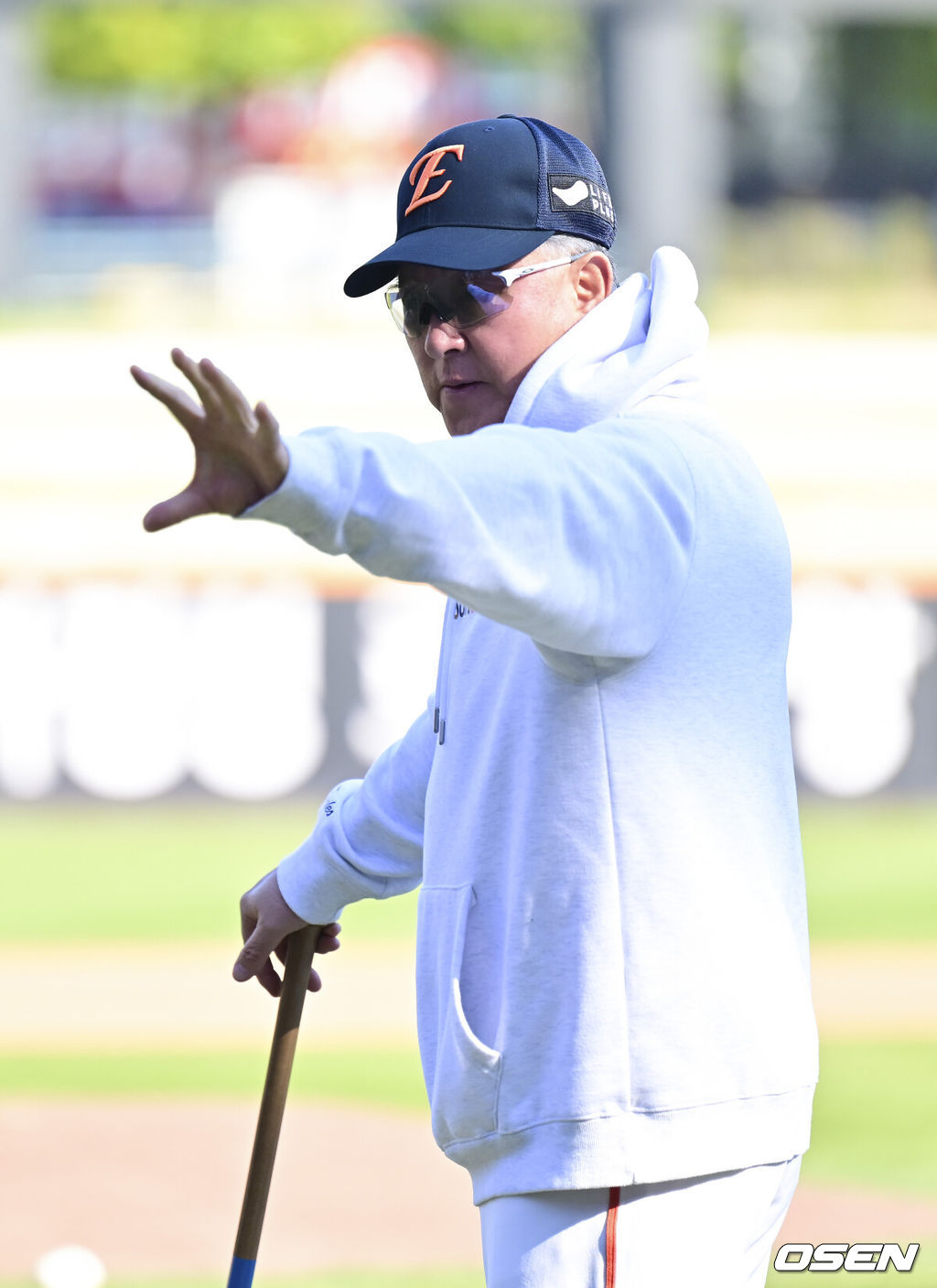 31일 대전 한화생명볼파크에서 2025 신한 SOL Bank KBO리그 포스트시즌 한국시리즈 5차전 한화 이글스와 LG 트윈스의 경기가 열렸다.이날 경기에 한화는 문동주를, LG는 톨허스트를 선발투수로 내세웠다. 경기에 앞서 한화 김경문 감독이 선수들과 인사를 하고 있다.  2025.10.31 / soul1014@osen.co.kr