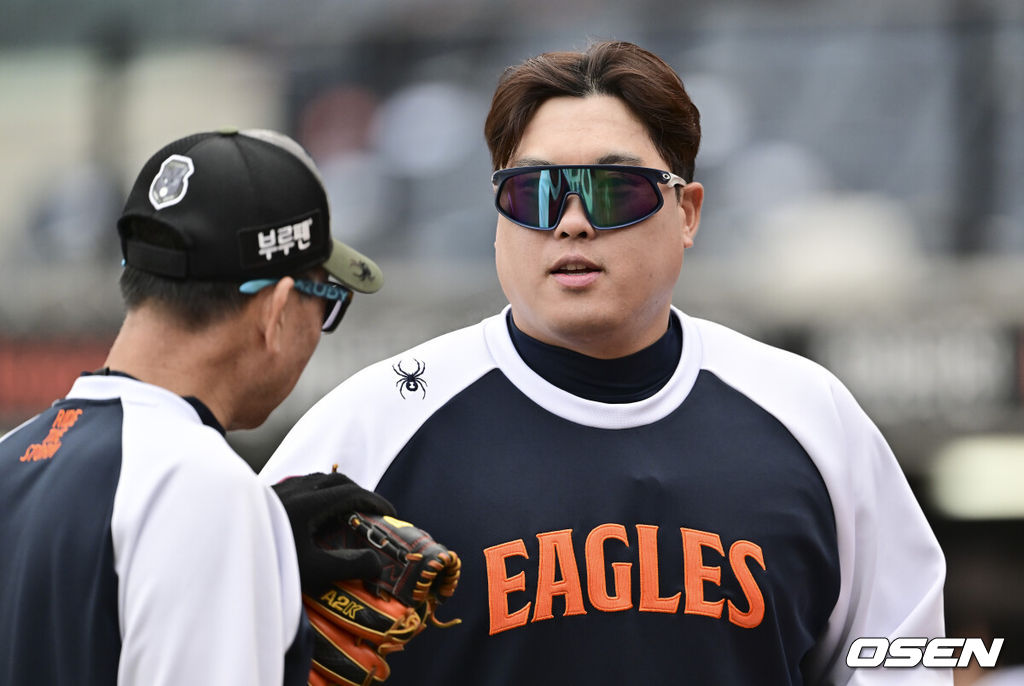 한화 류현진이 훈련 마치고 더그아웃으로 들어가고 잇다. 2025.10.30 / soul1014@osen.co.kr