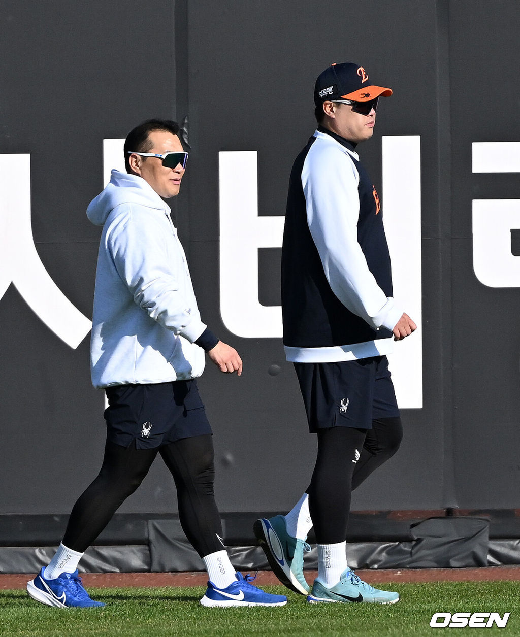 31일 대전 한화생명볼파크에서 2025 신한 SOL Bank KBO리그 포스트시즌 한국시리즈 5차전 한화 이글스와 LG 트윈스의 경기가 열렸다.이날 경기에 한화는 문동주를, LG는 톨허스트를 선발투수로 내세웠다. 경기에 앞서 한화 류현진이 훈련을 하고 있다.   2025.10.31 /sunday@osen.co.kr