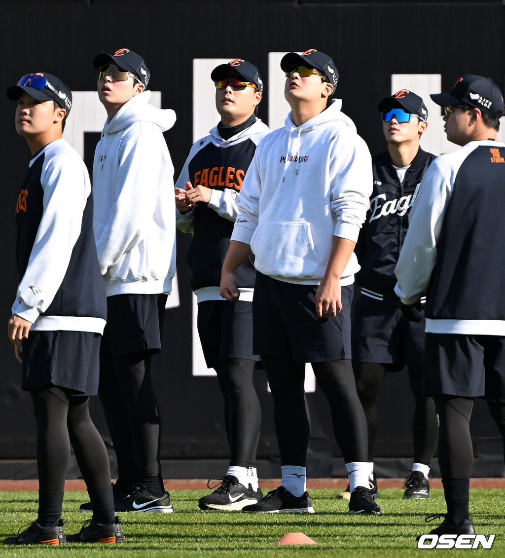 31일 대전 한화생명볼파크에서 2025 신한 SOL Bank KBO리그 포스트시즌 한국시리즈 5차전 한화 이글스와 LG 트윈스의 경기가 열렸다.이날 경기에 한화는 문동주를, LG는 톨허스트를 선발투수로 내세웠다. 경기에 앞서 한화 투수조가 스트레칭 훈련을 하고 있다.   2025.10.31 /sunday@osen.co.kr