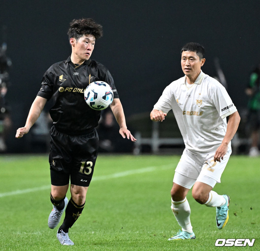 14일 오후 서울월드컵경기장에서 '2025 아이콘매치: 창의 귀환, 반격의 시작’ 경기가 열렸다.2025 아이콘매치는 넥슨 축구 게임 ‘FC 온라인’과 ‘FC 모바일’의 전설적 은퇴 선수들이 한국 경기장에서 펼치는 특별 경기다. 올해는 베일, 제라드, 카시야스가 새롭게 합류하고 아르센 벵거와 라파엘 베니테스 감독이 지략 대결을 펼친다.후반 스피어 박지성과 실드 이영표가 볼다툼을 하고 있다. 2025.09.14 /sunday@osen.co.kr