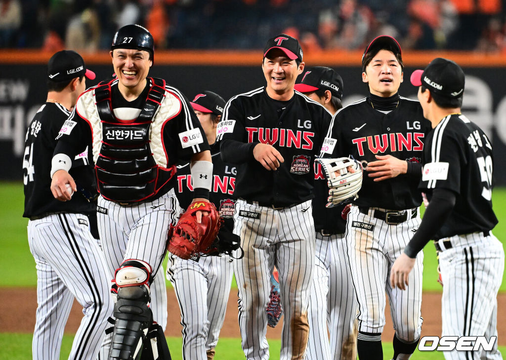 프로야구 LG 트윈스가 9회에만 6점을 올리는 극적인 역전승을 거두고 한국시리즈 승기를 잡았다.LG는 30일 대전 한화생명볼파크에서 열린 2025 신한 SOL뱅크 KBO 한국시리즈 4차전 한화 이글스와의 경기에서 7-4로 승리했다. 이날 승리로 LG는 시리즈 전적 3승 1패를 선점했다. 역대 한국시리즈에서 3승 1패를 선점한 팀이 우승한 확률은 94.4%(17/18)다. LG의 한국시리즈 우승까지는 단 1승이 남았다. 경기를 마치고 LG 선수들이 승리를 기뻐하고 있다. 2025.10.30 /jpnews@osen.co.kr