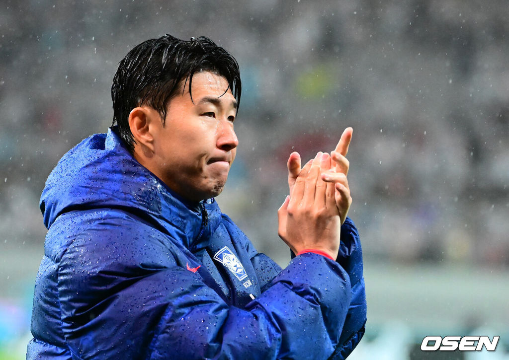 세계의 벽은 높았다. 결과는 0-5 대패였다.홍명보 감독이 이끄는 대한민국 남자 축구 국가대표팀은 10일 서울월드컵경기장에서 '세계 최강' 브라질을 상대로 A매치 평가전을 치러 이스테방(첼시)과 호드리구(레알 마드리드)에게 나란히 2골을 허용하면서 0-5로 대패했다.경기를 마치고 한국 손흥민이 팬들에게 인사를 하고 있다. 2025.10.10 /jpnews@osen.co.kr