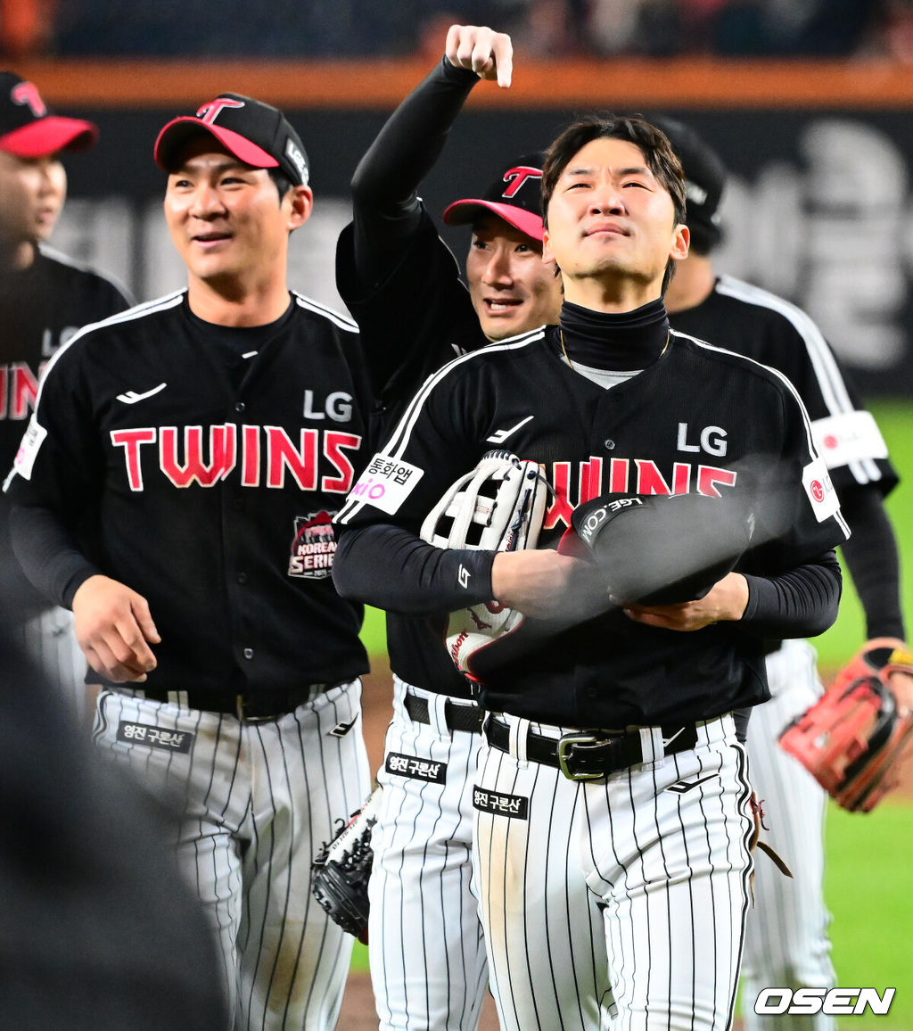 프로야구 LG 트윈스가 9회에만 6점을 올리는 극적인 역전승을 거두고 한국시리즈 승기를 잡았다.LG는 30일 대전 한화생명볼파크에서 열린 2025 신한 SOL뱅크 KBO 한국시리즈 4차전 한화 이글스와의 경기에서 7-4로 승리했다. 이날 승리로 LG는 시리즈 전적 3승 1패를 선점했다. 역대 한국시리즈에서 3승 1패를 선점한 팀이 우승한 확률은 94.4%(17/18)다. LG의 한국시리즈 우승까지는 단 1승이 남았다. 경기를 마치고 LG 박해민이 승리에 눈물을 흘리고 있다. 2025.10.30 /jpnews@osen.co.kr