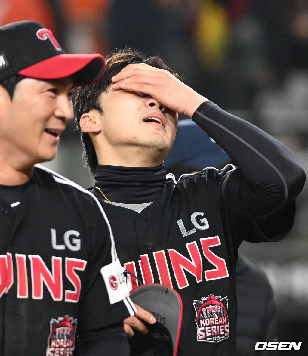 30일 대전 한화생명볼파크에서 2025 신한 SOL Bank KBO리그 포스트시즌 한국시리즈 4차전, LG는 9회 박동원의 투런 홈런과 김현수의 역전 2타점 안타를 내세워 한화에 7-4로 대역전극을 만들어냈다.LG 박해민이 눈물을 흘리고  있다.  2025.10.30/spjj@osen.co.kr