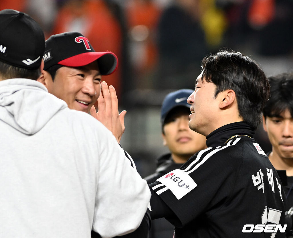 30일 대전 한화생명볼파크에서 2025 신한 SOL Bank KBO리그 포스트시즌 한국시리즈 4차전, LG는 9회 박동원의 투런 홈런과 김현수의 역전 2타점 안타를 내세워 한화에 7-4로 대역전극을 만들어냈다.LG 박해민이 눈물을 흘리자 오지환이 웃고 있다.  2025.10.30/spjj@osen.co.kr