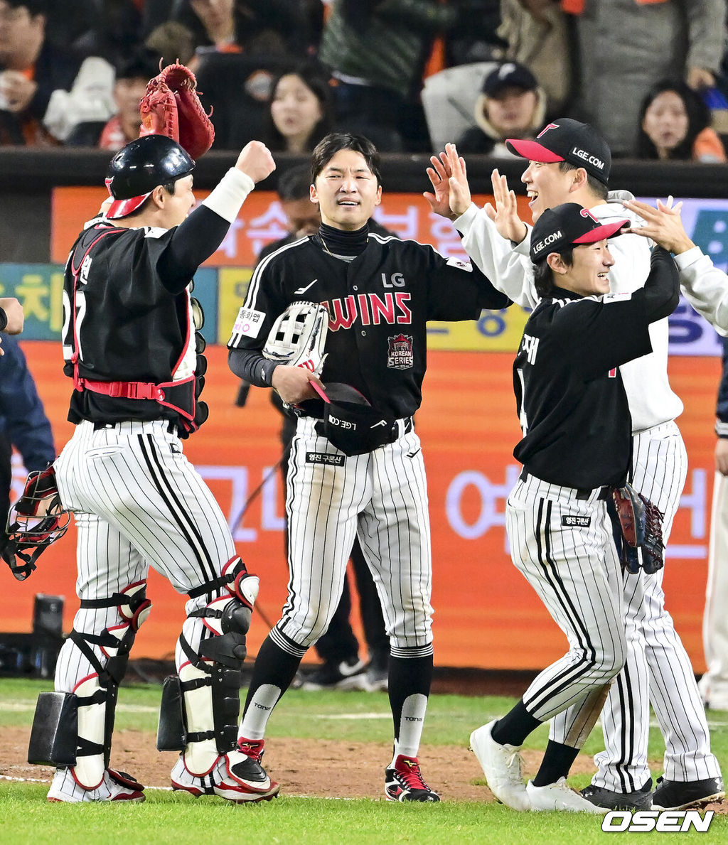 프로야구 LG 트윈스가 9회에만 6점을 올리는 극적인 역전승을 거두고 한국시리즈 승기를 잡았다.LG는 30일 대전 한화생명볼파크에서 열린 2025 신한 SOL뱅크 KBO 한국시리즈 4차전 한화 이글스와의 경기에서 7-4로 승리했다. 이날 승리로 LG는 시리즈 전적 3승 1패를 선점했다. 역대 한국시리즈에서 3승 1패를 선점한 팀이 우승한 확률은 94.4%(17/18)다. LG의 한국시리즈 우승까지는 단 1승이 남았다.경기종료후 LG 선수들이 승리의 기쁨을 나누고 있다.  2025.10.30 / soul1014@osen.co.kr