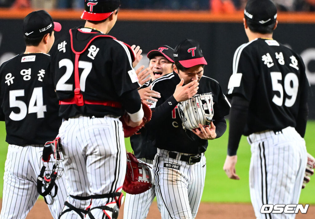 프로야구 LG 트윈스가 9회에만 6점을 올리는 극적인 역전승을 거두고 한국시리즈 승기를 잡았다.LG는 30일 대전 한화생명볼파크에서 열린 2025 신한 SOL뱅크 KBO 한국시리즈 4차전 한화 이글스와의 경기에서 7-4로 승리했다. 이날 승리로 LG는 시리즈 전적 3승 1패를 선점했다. 역대 한국시리즈에서 3승 1패를 선점한 팀이 우승한 확률은 94.4%(17/18)다. LG의 한국시리즈 우승까지는 단 1승이 남았다. 경기를 마치고 LG 박해민이 눈물을 흘리고 있다. 2025.10.30 /jpnews@osen.co.kr