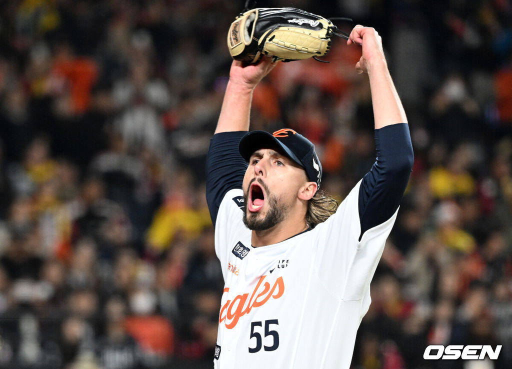 30일 대전 한화생명볼파크에서 2025 신한 SOL Bank KBO리그 포스트시즌 한국시리즈 4차전 한화 이글스와 LG 트윈스의 경기가 열렸다.이날 경기에 한화는 와이스를, LG는 치리노스를 선발투수로 내세웠다. 8회초 2사 2루에서 마운드를 내려온 한화 와이스가 환호하고 있다. 2025.10.30 /sunday@osen.co.kr