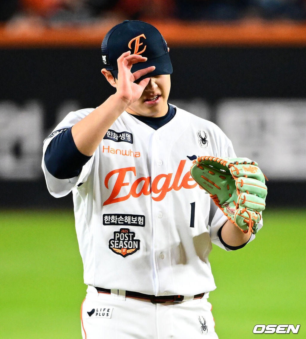 31일 대전 한화생명볼파크에서 2025 신한 SOL Bank KBO리그 포스트시즌 한국시리즈 5차전 한화 이글스와 LG 트윈스의 경기가 열렸다.이날 경기에 한화는 문동주를, LG는 톨허스트를 선발투수로 내세웠다. 1회초 2사 1루에서 한화 문동주가 LG 오지환을 상대하며 볼 판정에 아쉬워하고 있다. 2025.10.31 /jpnews@osen.co.kr