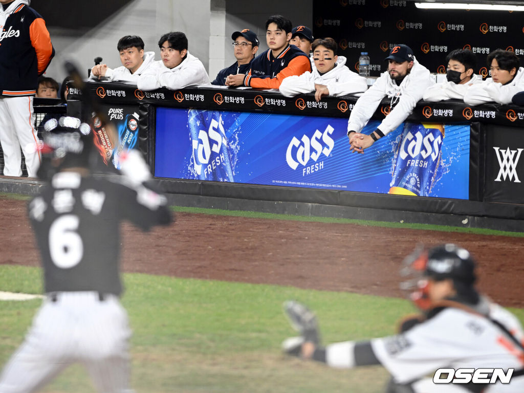 31일 대전 한화생명볼파크에서 2025 신한 SOL Bank KBO리그 포스트시즌 한국시리즈 5차전 한화 이글스와 LG 트윈스의 경기가 열렸다.이날 경기에 한화는 문동주를, LG는 톨허스트를 선발투수로 내세웠다. 선발 투수 문동주가 1이닝만 소화하고 마운드를 내려가 더그아웃에서 경기를 지켜보고  있다.  2025.10.31/spjj@osen.co.kr