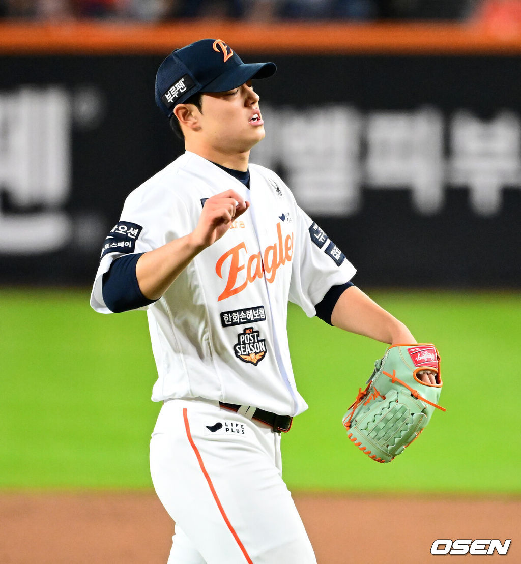 31일 대전 한화생명볼파크에서 2025 신한 SOL Bank KBO리그 포스트시즌 한국시리즈 5차전 한화 이글스와 LG 트윈스의 경기가 열렸다.이날 경기에 한화는 문동주를, LG는 톨허스트를 선발투수로 내세웠다. 1회초 수비에서 선제 실점을 허용한 한화 문동주가 아쉬워하고 있다. 2025.10.31 /jpnews@osen.co.kr