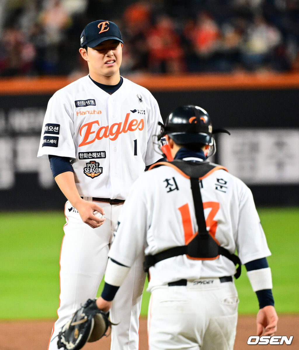 31일 대전 한화생명볼파크에서 2025 신한 SOL Bank KBO리그 포스트시즌 한국시리즈 5차전 한화 이글스와 LG 트윈스의 경기가 열렸다.이날 경기에 한화는 문동주를, LG는 톨허스트를 선발투수로 내세웠다. 1회초 한화 문동주가 선제 실점에 아쉬워하고 있다. 2025.10.31 /jpnews@osen.co.kr