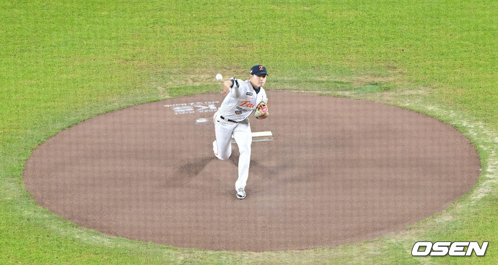 31일 대전 한화생명볼파크에서 2025 신한 SOL Bank KBO리그 포스트시즌 한국시리즈 5차전 한화 이글스와 LG 트윈스의 경기가 열렸다.이날 경기에 한화는 문동주를, LG는 톨허스트를 선발투수로 내세웠다. 1회초 한화 선발투수 문동주가 역투하고 있다. 2025.10.31 / soul1014@osen.co.kr