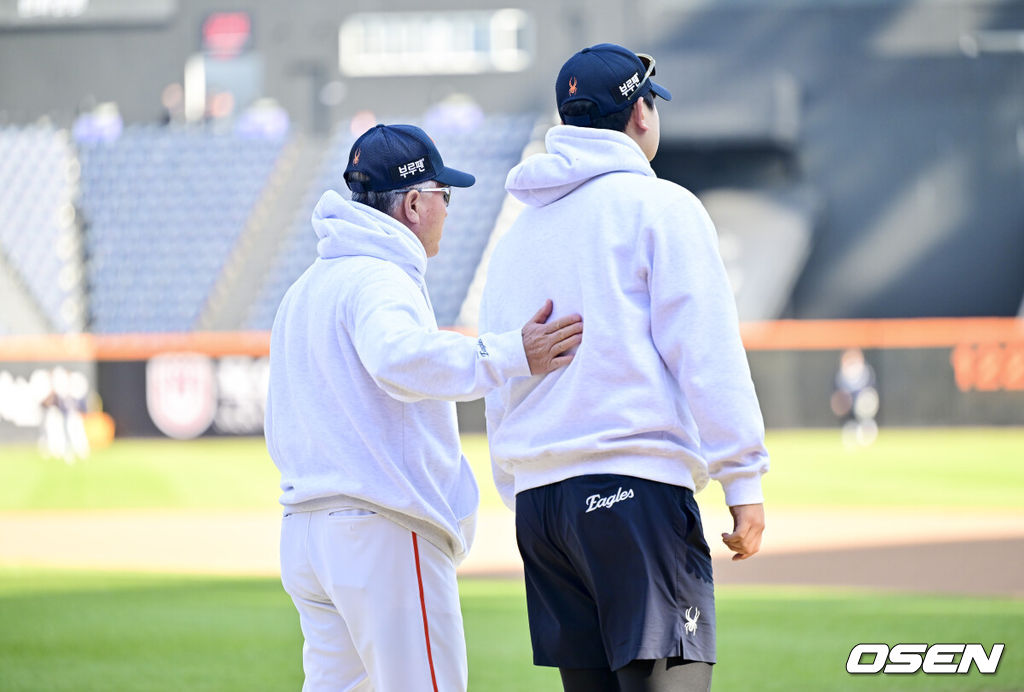 31일 대전 한화생명볼파크에서 2025 신한 SOL Bank KBO리그 포스트시즌 한국시리즈 4차전 한화 이글스와 LG 트윈스의 경기가 열렸다.이날 경기에 한화는 문동주를, LG는 톨허스트를 선발투수로 내세웠다. 경기에 앞서 한화 김경문 감독이 김서현을 다독이고 있다.   2025.10.31 / soul1014@osen.co.kr