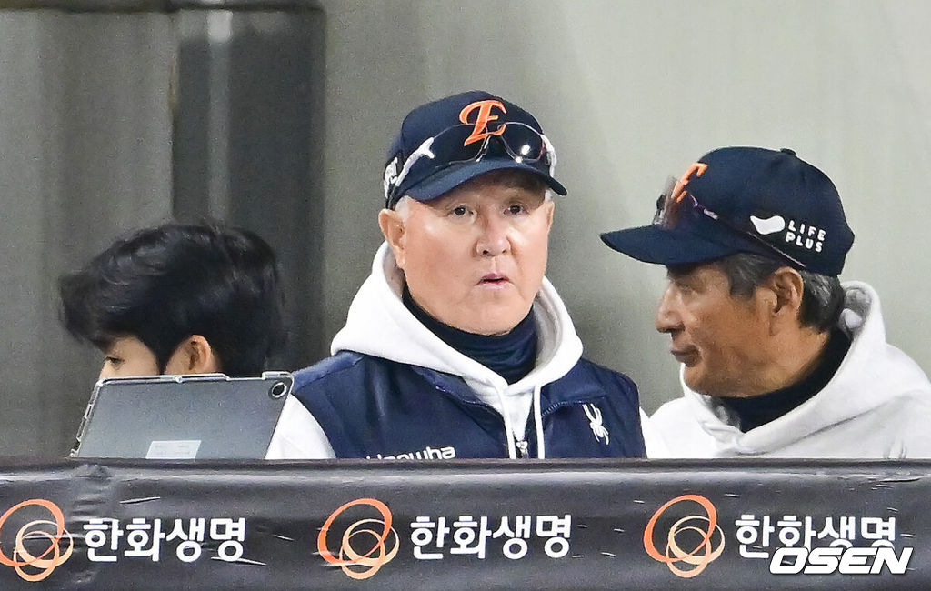 31일 대전 한화생명볼파크에서 2025 신한 SOL Bank KBO리그 포스트시즌 한국시리즈 5차전 한화 이글스와 LG 트윈스의 경기가 열렸다.이날 경기에 한화는 문동주를, LG는 톨허스트를 선발투수로 내세웠다. 6회초 한화 김경문 감독이 경기를 지켜보고 있다  2025.10.31 / soul1014@osen.co.kr