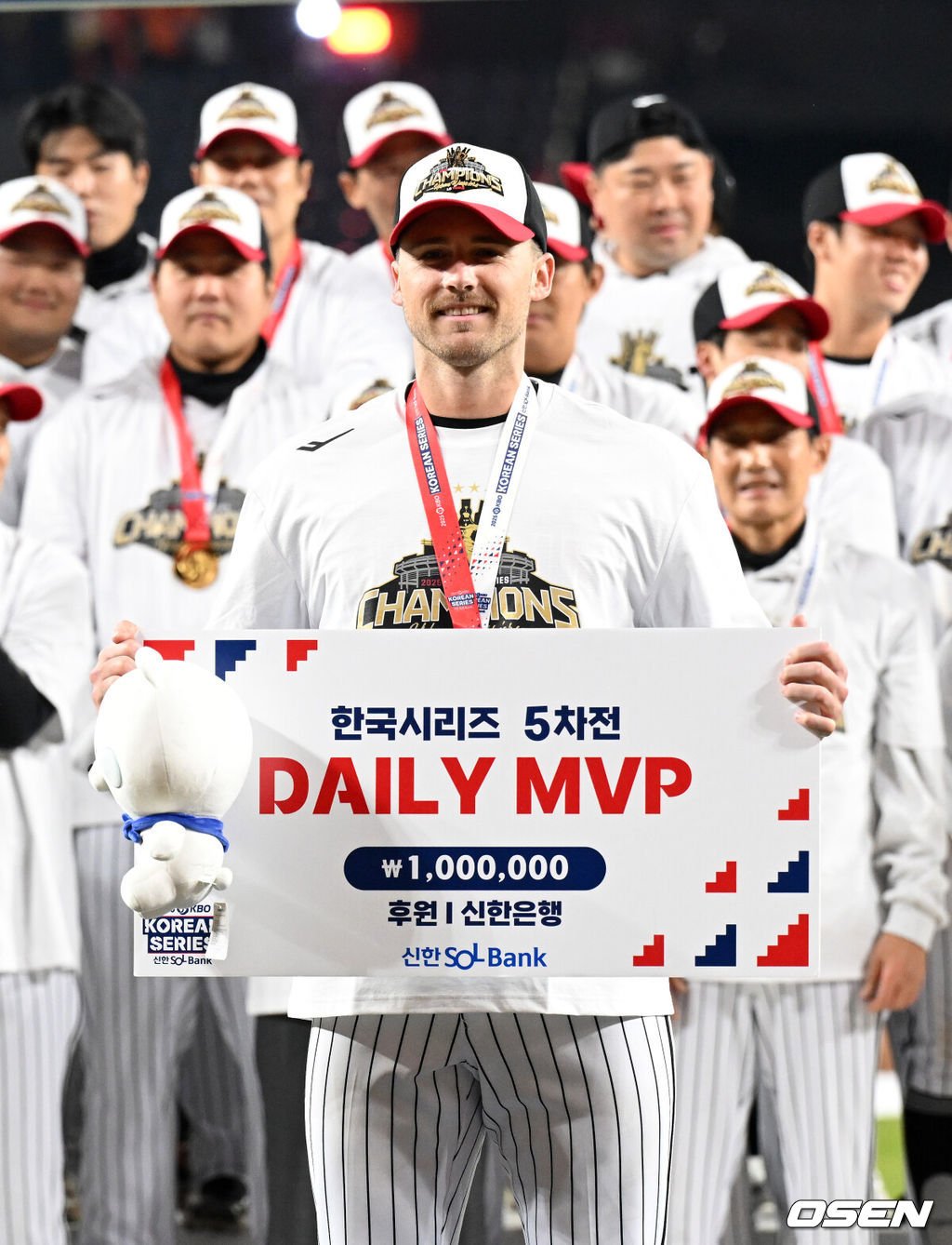 이변은 없었다. 2025시즌 우승팀은 무적 LG 트윈스다. 프로야구 LG 트윈스는 31일 대전 한화생명볼파크에서 열린 2025 신한 SOL뱅크 KBO 한국시리즈(7전 4선승제) 한화 이글스와의 5차전에서 4-1로 승리했다.정규시즌 1위 LG는 시리즈 전적 4승 1패로 통합우승 금자탑을 쌓았다. LG의 통합우승은 1990년, 1994년, 2023년에 이은 통산 4번째로, 염경엽 감독은 2023년 부임 후 3년 사이 팀을 두 차례나 정상에 올려놓는 위대한 업적을 달성했다. 2023년 1위, 2024년 3위, 2025년 1위로 KBO리그에 트윈스 왕조 시대를 활짝 열었다. 반면 2위 한화는 플레이오프를 거쳐 2006년 이후 19년 만에 한국시리즈 무대를 밟았지만, LG의 벽을 넘지 못하며 1999년 이후 26년 만에 통산 두 번째 우승이 무산됐다. 한국시리즈 5차전 MVP를 수상한 LG 톨허스트가 포즈를 취하고 있다. 2025.10.31 /sunday@osen.co.kr