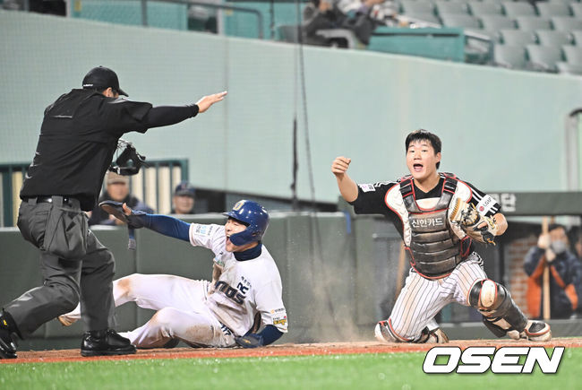 [OSEN=울산, 이석우 기자] 31일 울산 문수야구장에서 2025 울산-KBO Fall League 준결승 NC 다이노스와 LG 트윈스의 경기가 열렸다. NC 다이노스는 강태경이, LG 트윈스는 이지강이 선발 출전했다. NC 다이노스 신민우가 5회말 1사 1,3루 고승완의 번트때 홈에서 세이프되고 있다. 2025.10.31 / foto0307@osen.co.kr