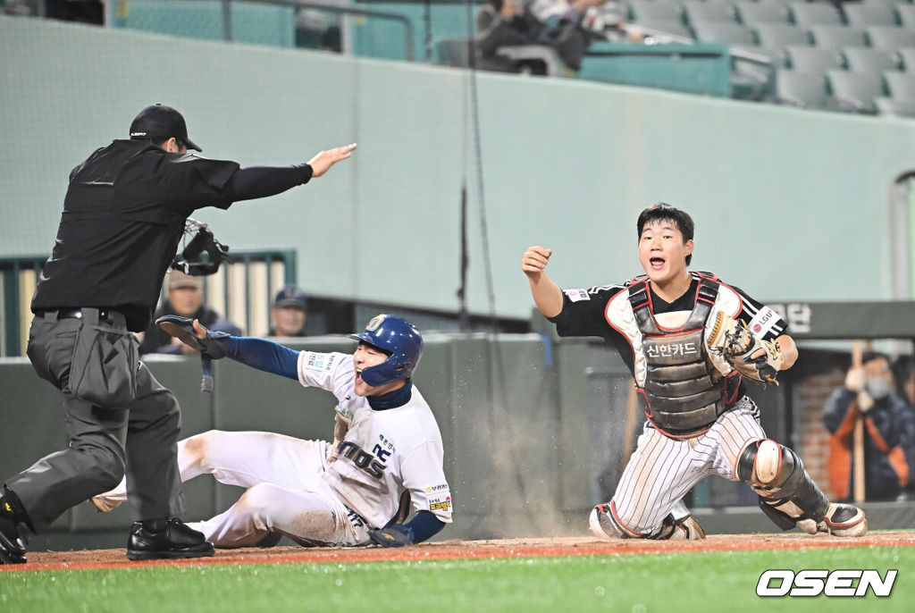 31일 울산 문수야구장에서 2025 울산-KBO Fall League 준결승 NC 다이노스와 LG 트윈스의 경기가 열렸다. NC 다이노스는 강태경이, LG 트윈스는 이지강이 선발 출전했다. NC 다이노스 신민우가 5회말 1사 1,3루 고승완의 번트때 홈에서 세이프되고 있다. 2025.10.31 / foto0307@osen.co.kr