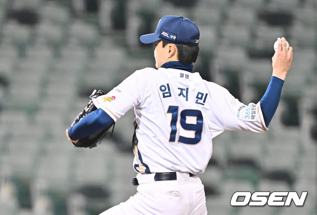 [OSEN=울산, 이석우 기자] 31일 울산 문수야구장에서 2025 울산-KBO Fall League 준결승 NC 다이노스와 LG 트윈스의 경기가 열렸다. NC 다이노스는 강태경이, LG 트윈스는 이지강이 선발 출전했다. NC 다이노스 임지민이 역투하고 있다. 2025.10.31 / foto0307@osen.co.kr