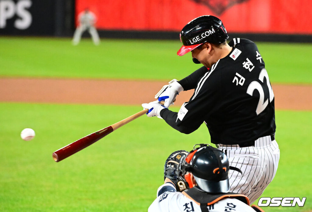 31일 대전 한화생명볼파크에서 2025 신한 SOL Bank KBO리그 포스트시즌 한국시리즈 5차전 한화 이글스와 LG 트윈스의 경기가 열렸다.이날 경기에 한화는 문동주를, LG는 톨허스트를 선발투수로 내세웠다. 1회초 1사 2루에서 LG 김현수가 선제 1타점 좌전 적시타를 날리고 기뻐하고 있다. 2025.10.31 /jpnews@osen.co.kr