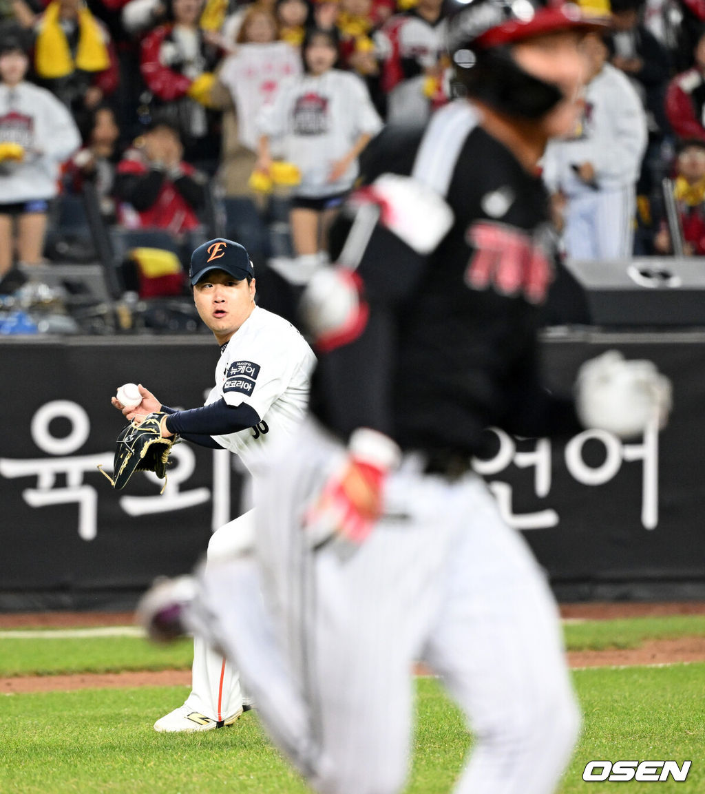 31일 대전 한화생명볼파크에서 2025 신한 SOL Bank KBO리그 포스트시즌 한국시리즈 5차전 한화 이글스와 LG 트윈스의 경기가 열렸다.이날 경기에 한화는 문동주를, LG는 톨허스트를 선발투수로 내세웠다. 5회초 무사 1루에서 LG 오지환의 번트 때 한화 김종수가 송구 실책을 하고 있다. 2025.10.31 /sunday@osen.co.kr