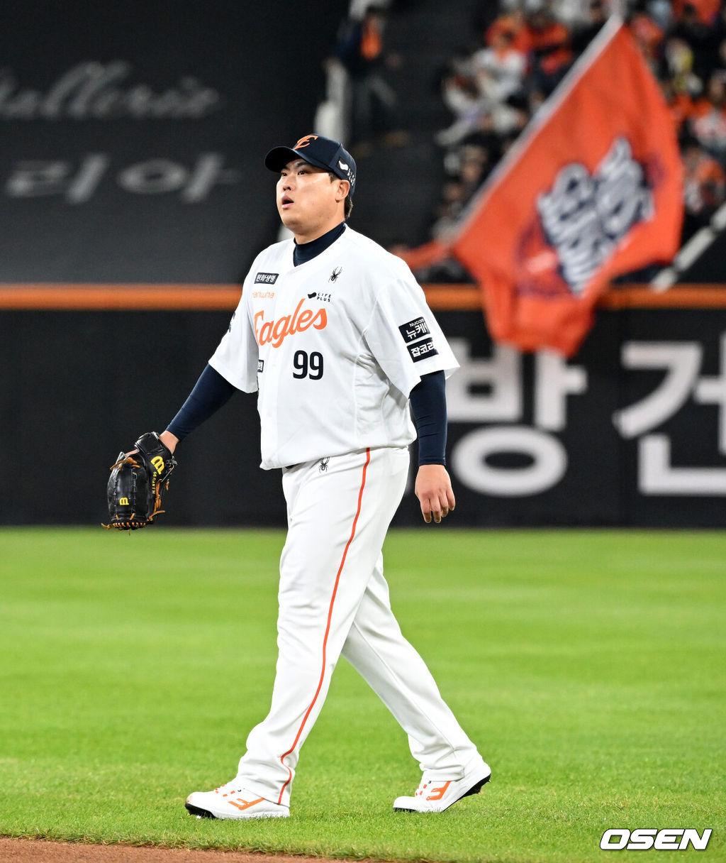 31일 대전 한화생명볼파크에서 2025 신한 SOL Bank KBO리그 포스트시즌 한국시리즈 5차전 한화 이글스와 LG 트윈스의 경기가 열렸다.이날 경기에 한화는 문동주를, LG는 톨허스트를 선발투수로 내세웠다. 8회초 한화 류현진이 마운드를 오르고 있다. 2025.10.31 /sunday@osen.co.kr
